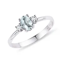 Zdjęcie Pierścionek z białego złota z owalnym akwamarynem i dwoma brylantami KLENOTA