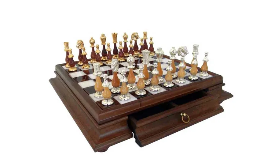 picture 1 Elegant chessboard with set of pieces