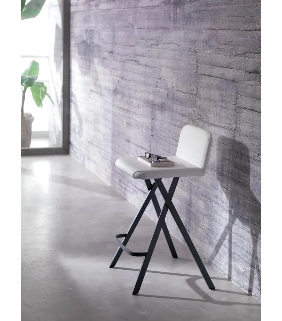 obrazek 1 Prosty, minimalistyczny stołek barowy