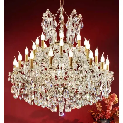 Zdjęcie Piękny żyrandol z pozłacaną metalową ramą pokrytą przezroczystymi szklanymi ramionami i kryształowymi zawieszkami - Il Paralume Marina