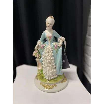 Zdjęcie Porcelanowa figurka damy w stylu rokoko