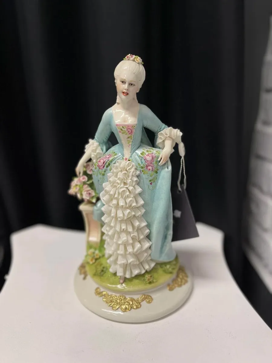 obrazek 1 Porcelanowa figurka damy w stylu rokoko
