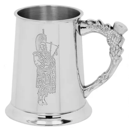 Zdjęcie Prestiżowy prezent z Anglii - kufel do piwa z wytłoczonym wzorem szkockiego dudziarza