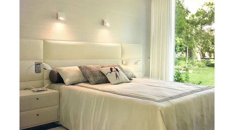 picture 4 A stylish bed with an upholstered wall as a headboard - Ana Roque