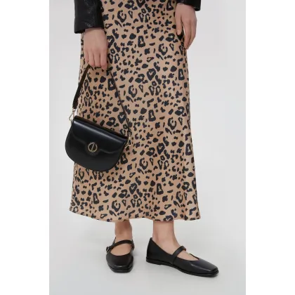 Zdjęcie Estro: Czarna torebka damska na ramię ze złotymi okuciami