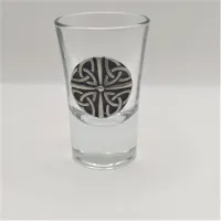 Zdjęcie Kieliszek na alkohol z cynowym emblematem przedstawiającym węzły trójcy