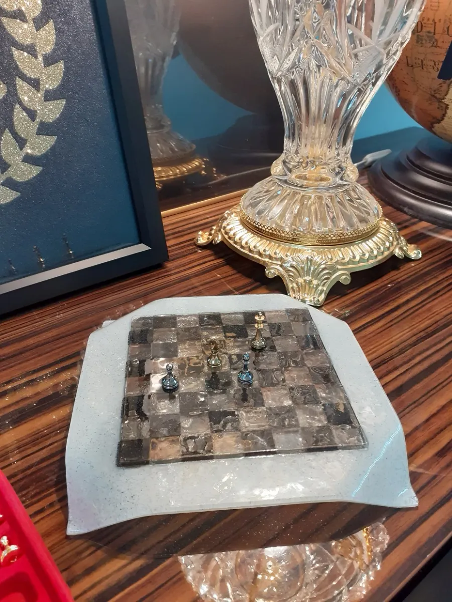 obrazek 4 Oryginalny zestaw szachowy z metalowymi figurami i szklaną planszą 18x18cm