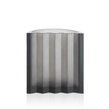 Zdjęcie Szary wazon Victorii Wilmotte o nowoczesnym charakterze