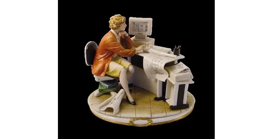 obrazek 1 Kobieta - inspektor - włoska porcelanowa figurka