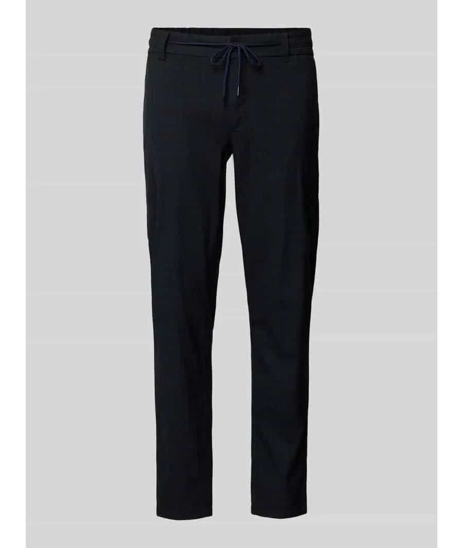 obrazek 1 Chinosy o kroju tapered fit z wiązanym paskiem
