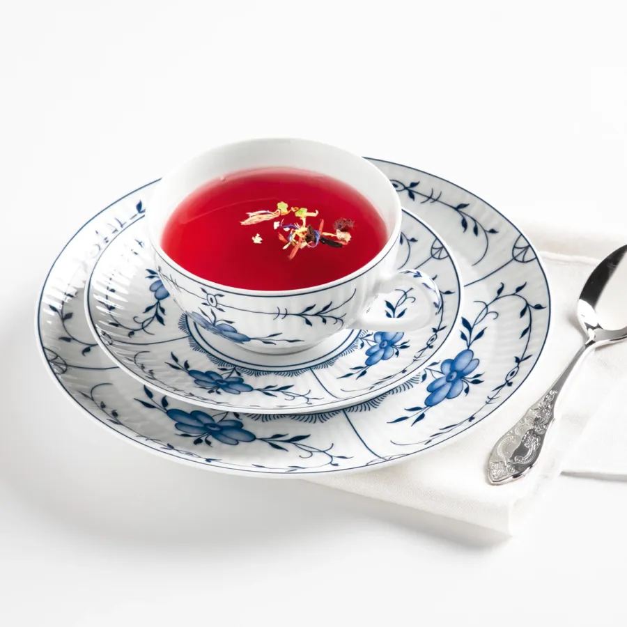 obrazek 2 Mały porcelanowy spodek zdobiony roślinnym ornamentem – Tettau