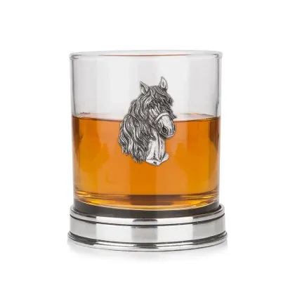 Zdjęcie Ekskluzywny prezent – wyjątkowa szklanka do whisky z głową konia i polerowaną podstawą w kolorze miedzi