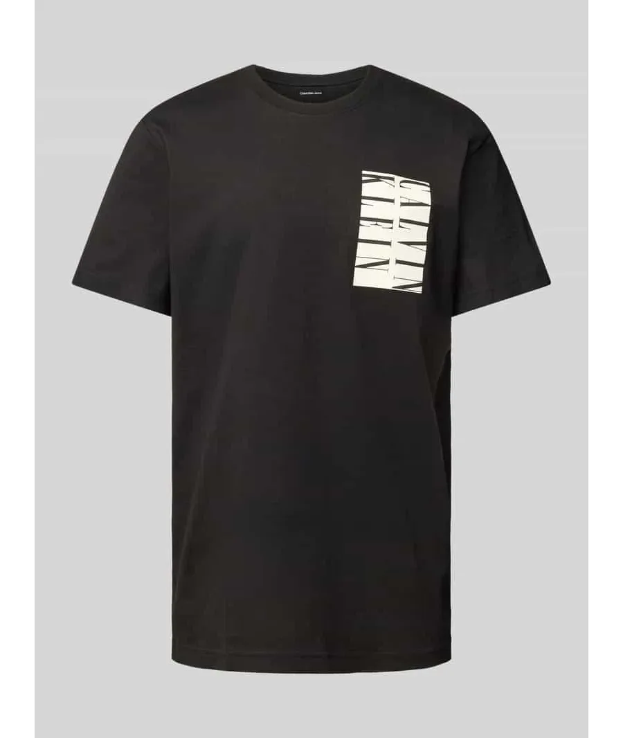 obrazek 1 Calvin Klein Jeans T-Shirt Serif Box Graphic J30J327474 Czarny Regular Fit