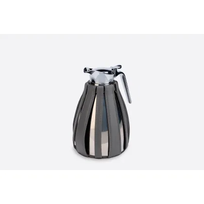 Zdjęcie Średniej wielkości termiczna karafka w pokryciu ze skóry naturalnej w kolorze szarym - do kuchni