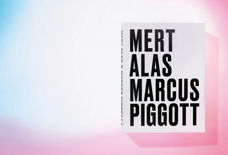 obrazek 3 Książka Mert Alas and Marcus Piggott, Art Edition No. 1–125 ‘Lara Stone’ - Taschen