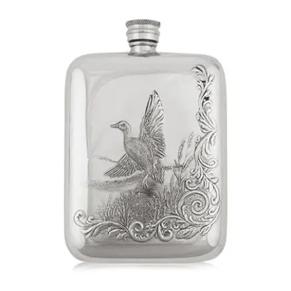 Zdjęcie Prezent – stylowa piersiówka z przedstawieniem kaczki krzyżówki