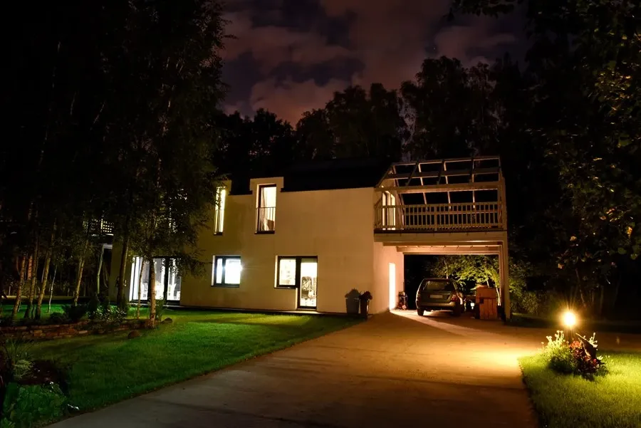 Oświetlenie zewnętrzne domu LED – jak je rozmieścić?