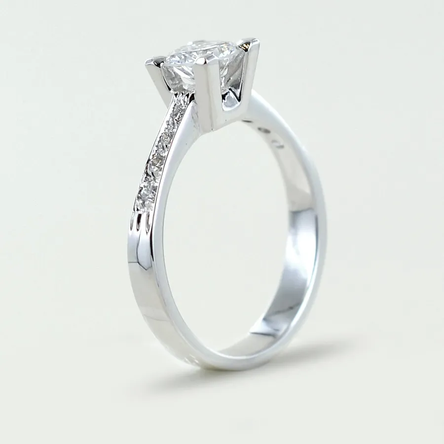 obrazek 3 Włoski pierścionek Solitaire z brylantem 0,65 ct i brylantami na trzpieniu