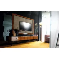 Zdjęcie Elegancka rama drewniana z wstawkami skórzanymi pod telewizor do salonu
