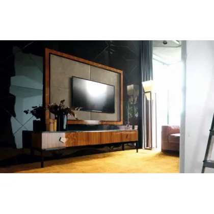 Zdjęcie Elegancka rama drewniana z wstawkami skórzanymi pod telewizor do salonu