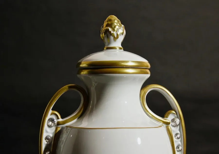obrazek 2 Porcelanowy dzban z pokrywką stylizowany na amforę MPM Porcellane