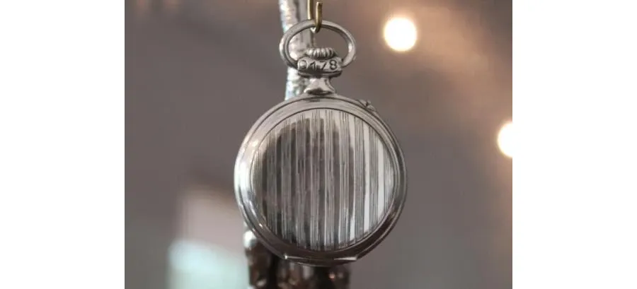 obrazek 10 Piękny zegar do biura lub gabinetu z figurą żurawia