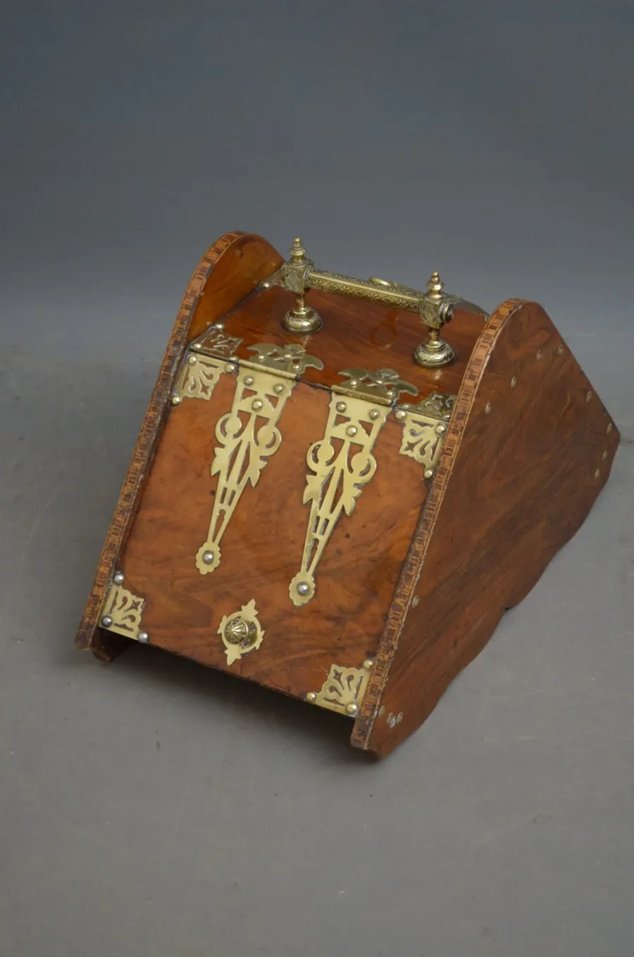 obrazek 1 Arts and Crafts - purdonium w kształcie piramidy z orzecha i mosiądzu - antyk