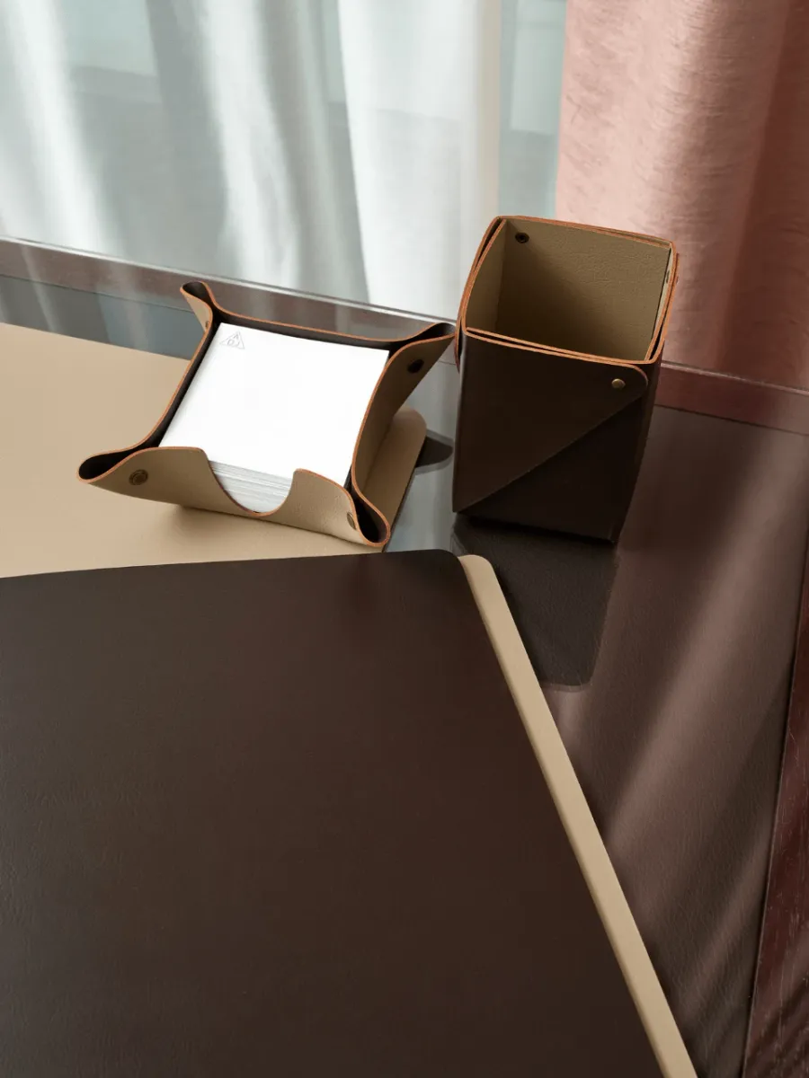 obrazek 3 Pojemnik na notes 10х10хH4 cm wykonany ze skóry w kolorze cappuccino