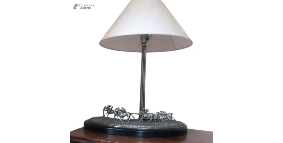 obrazek 1 Stylowa lampa na biurko z pewteru z podstawą – przedstawieniem konnego wyścigu