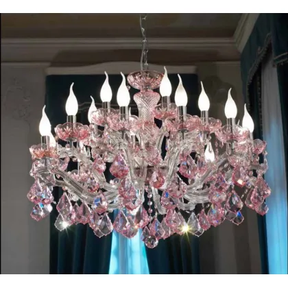 Zdjęcie Stylowy żyrandol z metalową ramą pokrytą przezroczystymi szklanymi ramionami i różowymi kryształowymi zawieszkami – Il Paralume Marina