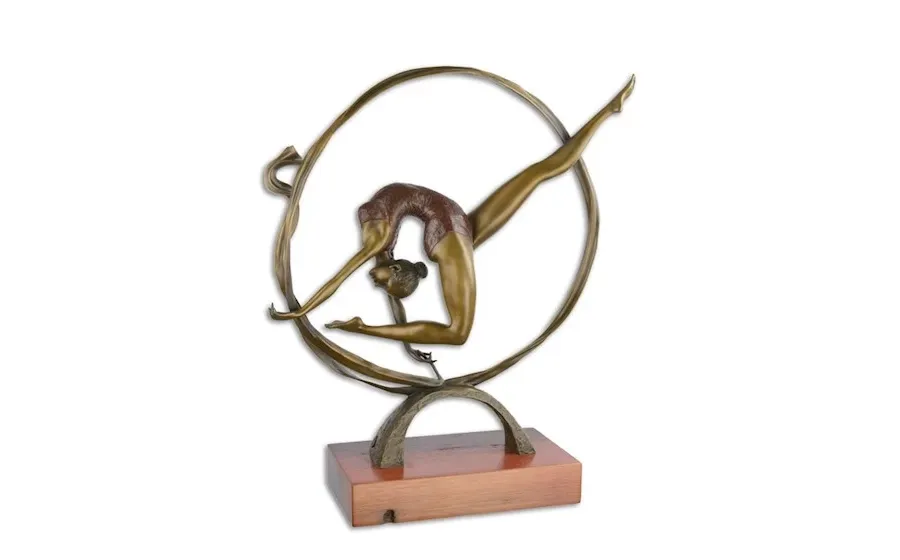 obrazek 1 Rzeźba tancerki wykonana z brązu zamontowana na drewnianej podstawie