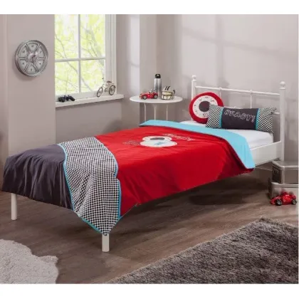 Zdjęcie Niebanalna narzuta na łóżko w komplecie z dwiema poduszkami do pokoju chłopca - Cilek