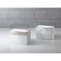 Zdjęcie Elegancka lada drewniana z witryną ze szkła hartowanego