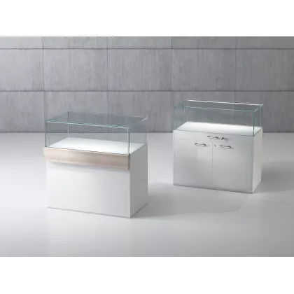 Zdjęcie Elegancka lada drewniana z witryną ze szkła hartowanego