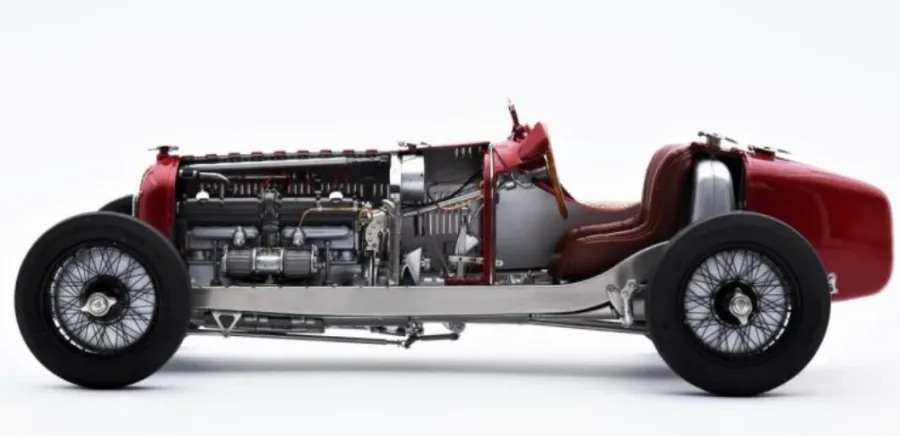 obrazek 2 Samochód Alfa-Romeo P3 Z odkrytym silnikiem jako pamiątka motoryzacyjna