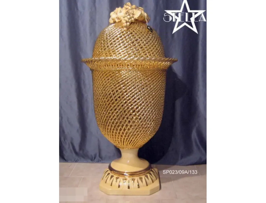 picture 1 Fantastic vase with a cover