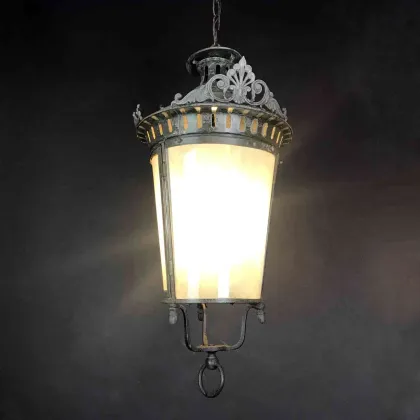 Zdjęcie Okrągła ocynkowana metalowa latarnia z trzema zakrzywionymi satynowymi szkłami