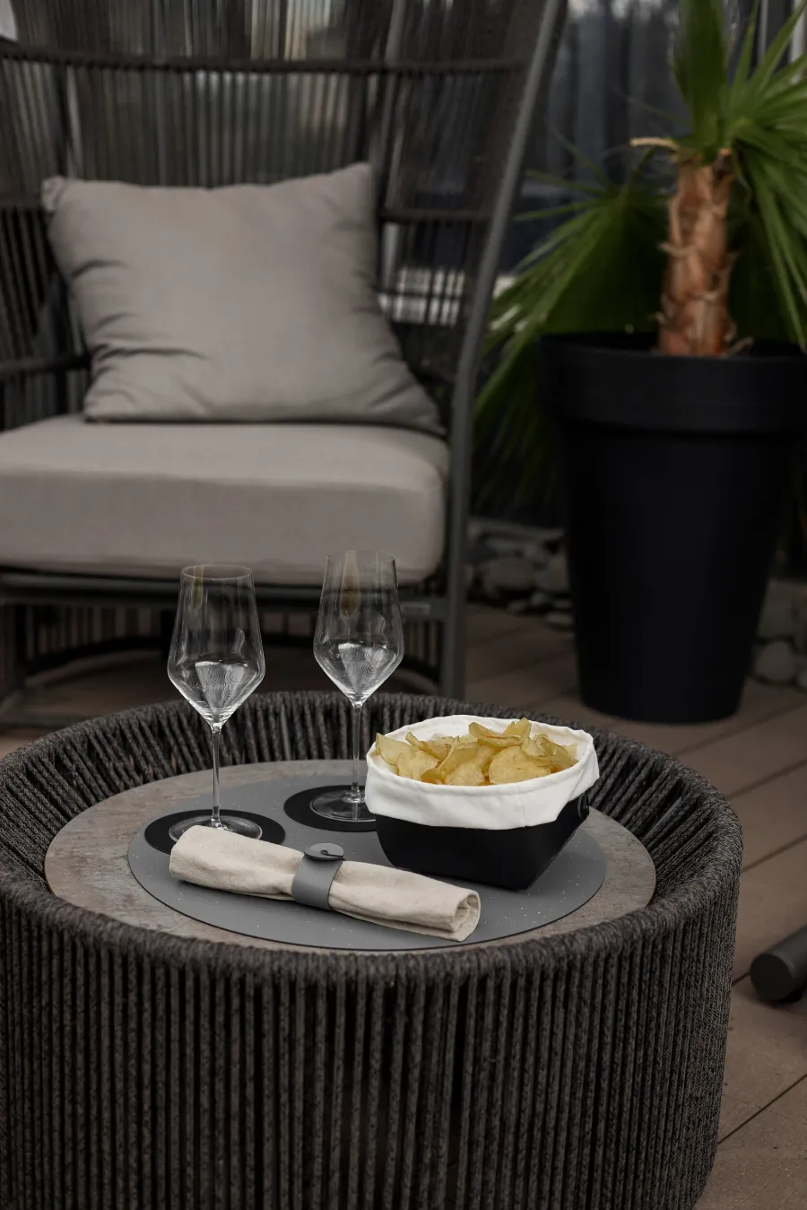 obrazek 2 Wyjątkowy czarny koszyk na chleb Flora 20x20xH9 cm