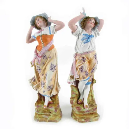 Zdjęcie Para antycznych rzeźb z porcelany - dwie postacie kobiet w szatach powiewających na wietrze