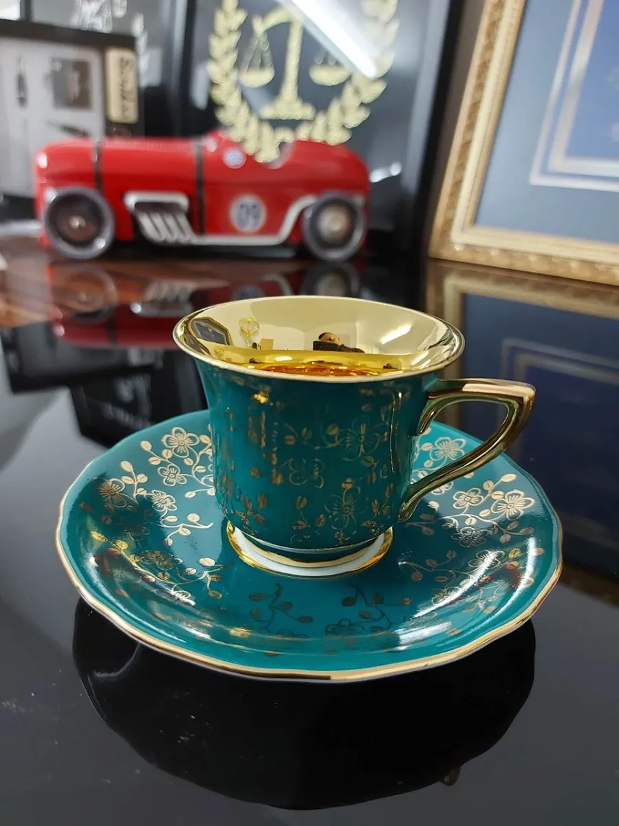 obrazek 3 Porcelanowa filiżanka do espresso Windsor ze spodkiem w kolorze ciemnozielonym zdobiona złotym motywem kwiatowym – Leander