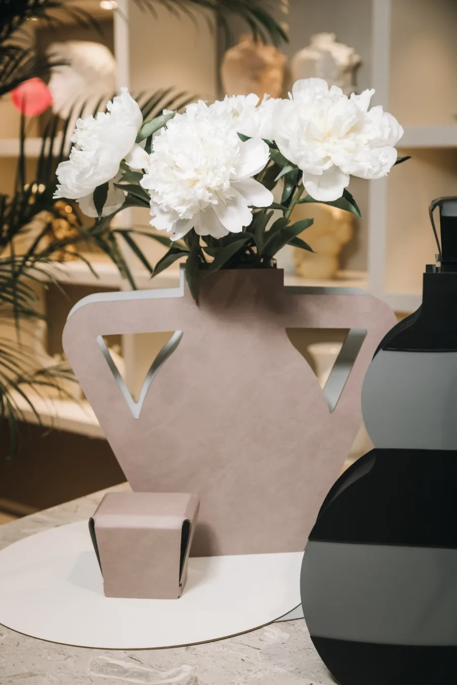 obrazek 4 Designerski skórzany czarny wazon Otto 9x41xH44 cm