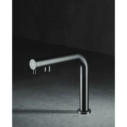 Zdjęcie Stalowy kran z opcją filtrowania wody do minimalistycznej kuchni