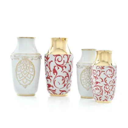 Zdjęcie Elegancki porcelanowy wazon z roślinnym zdobieniem
