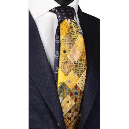 Zdjęcie Przyciągający uwagę, patchworkowy krawat mozaikowy w kolorze żółtym i granatowym
