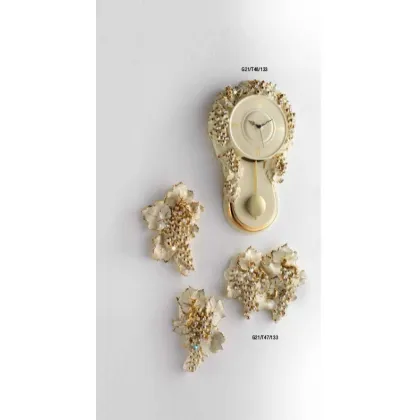 Zdjęcie Gustowny zegar ścienny w odcieniach beżu i złota z roślinną dekoracją