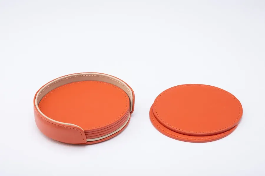 obrazek 2 Elitarny skórzany zestaw podkładek w kolorze pomarańczowo-beżowym - do jadalni