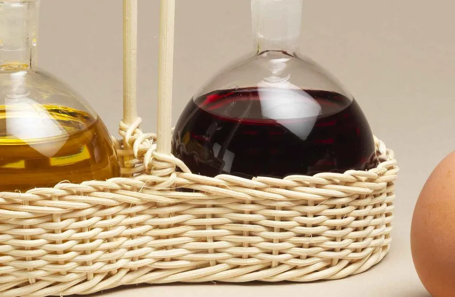 obrazek 3 Kosz z naturalnej wikliny na oliwę i ocet ze szklanymi ampułkami