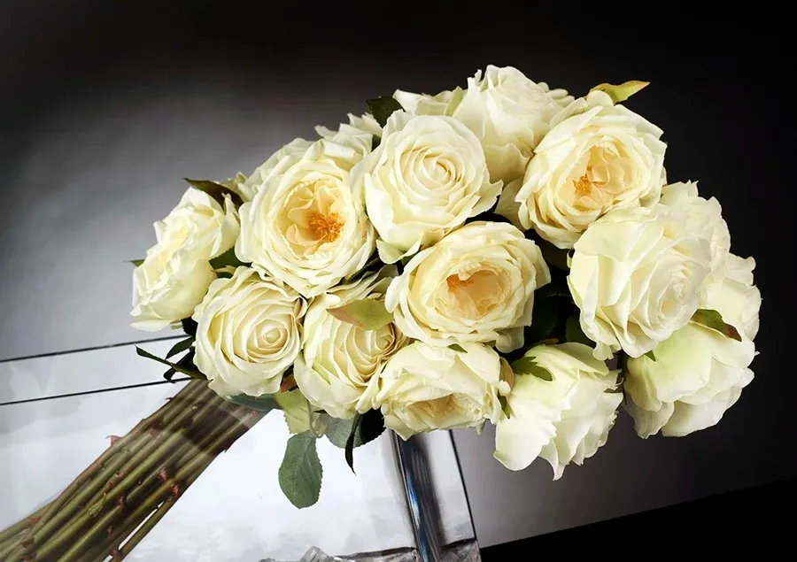 obrazek 2 Elegancki bukiet róż w niskim wazonie - Luxury Products