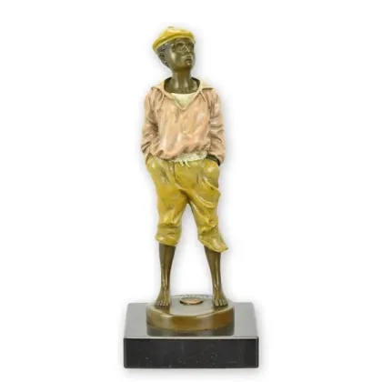 Zdjęcie Niepowtarzalna rzeźba przedstawiająca gwiżdżącego chłopca z brązu