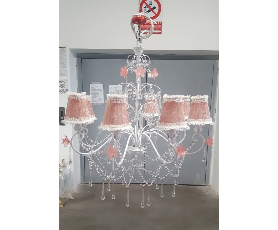 obrazek 1 Żyrandol z ośmioma lampami z białego metalu zdobiony kryształowymi zawieszkami oraz różami i kroplami ze szkła Murano - Il Paralume Marina